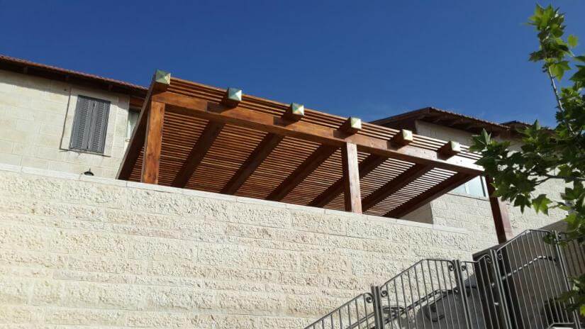 בניית פרגולה מעץ במרפסת